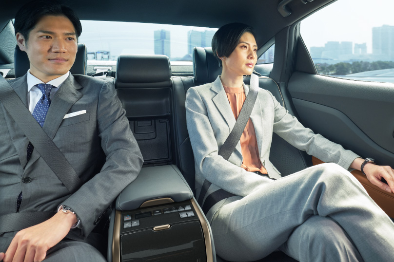 crowncrossover_top_img02